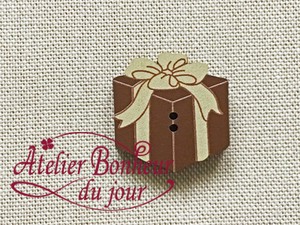 フランス 木製ボタン アトリエ ボヌール ドゥ ジュール 【プレゼント・正方形】
