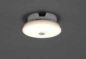 【アイリスオーヤマ　照明　家庭照明】　LED小型シーリングライト　薄形　600lm　電球色　人感センサー付