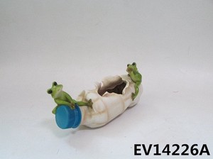 EV14226Aミニ樹脂ペットボトルと二匹の蛙