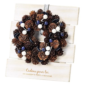 Paseo Wooden Wreath Stand Stand