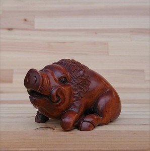 銘木ツゲ材　木彫りの猪　A　【工芸品】　【木彫品】
