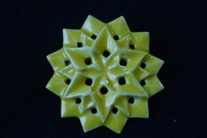 陶製ブローチ　六角星 黄