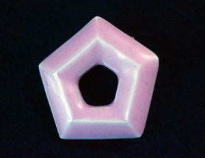 陶製ブローチ　五角リース　ピンク
