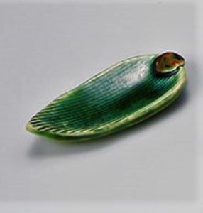 手造り織部木の葉箸置【日本製　陶器】