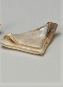 手造り灰釉三角箸置【日本製　陶器】
