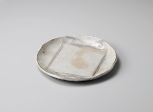 手造り粉引華紋（土物）8.0丸皿【日本製　陶器】