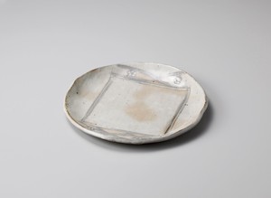 手造り粉引華紋（土物）6.5丸皿【日本製　陶器】