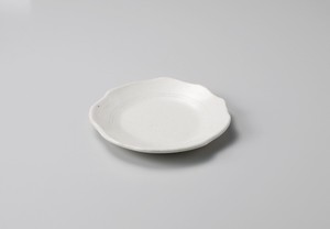 手造りモダン粉引（土物）花形5.5皿【日本製　陶器】
