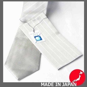 【慶事用】光沢のあるシルバーグレーのネクタイ（大剣巾8.5cm）＆チーフ付き：シルク100％【日本製】
