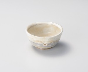手造り粉引華紋（土物）飯碗【日本製　陶器】