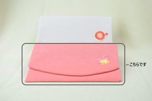 被せポーチ刺繍　蝶／サーモンピンク