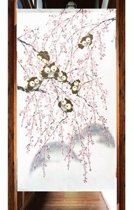 【受注生産のれん】「しだれ桜と7羽のフクロウ」【日本製】和風 縁起物　フクロウ コスモ 目隠し