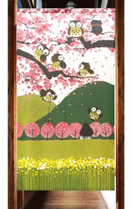 【受注生産のれん】「フクロウと春の風景」【日本製】和風 縁起物　フクロウ コスモ 目隠し
