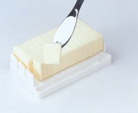 【スケーター】カッティングガイド付き　バターケース 便利な先割れタイプのバターナイフ付き♪ 日本製