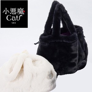存在感のある猫モチーフが特徴、小悪魔Catシリーズの巾着バッグ