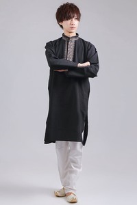 比翼仕立てのブラック クルタ・パジャマ上下セット　インドの男性民族衣装
