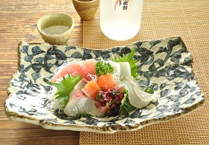 手書きたこ唐草変形足付まな板皿【大皿 盛り皿 日本製 美濃焼 和食器】