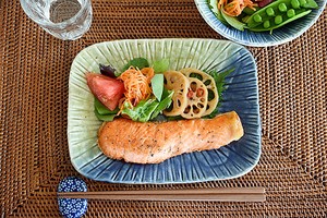 二色流し彫十草焼き物皿【角皿 日本製 美濃焼 和食器】