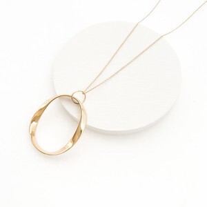 Oval Twist Circle Necklace