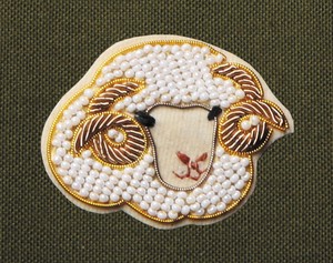ザリ刺繍ブローチ（ヒツジ） M21-1432
