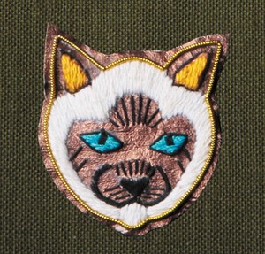 ザリ刺繍ブローチ（ネコ） M21-1435