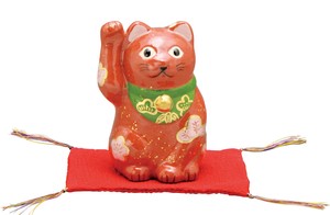 松竹梅（赤）　招き猫（敷物付き）楽置物【日本製  陶器  京焼・清水焼】