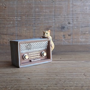 ほんのりレトロな　猫とラジオ