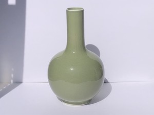 竜泉唐草彫花瓶（小）　東倉庫