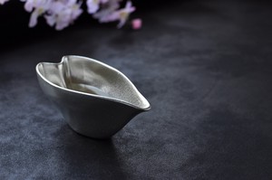 hiracle Lipped tin bowl