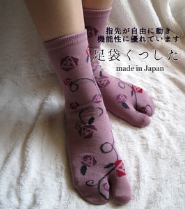 上品な大人デザインと色使い！　日本製　足袋靴下　モダンバラ柄