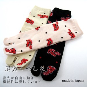 疫病退散で人気の赤べこ柄です！　日本製　足袋靴下