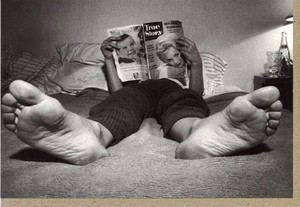 グリーティングカード 多目的 モノクロ写真「雑誌を読む少年」 フォト 読書