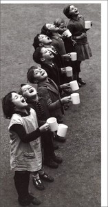 ロンググリーティングカード 多目的 モノクロ写真「乾杯する子供たち」 子ども