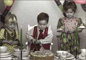 ミニグリーティングカード 誕生日/バースデー 「ケーキを切るこども」 子供