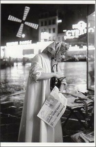 ポストカード モノクロ写真「新聞とカバンを持った女性」