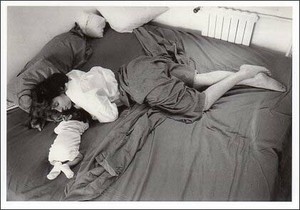 ポストカード モノクロ写真「眠る赤ちゃんと女性」