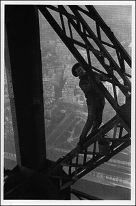 ポストカード モノクロ写真「エッフェル塔のペンキ塗りをする男性」