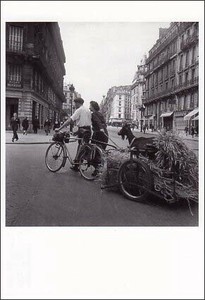 ポストカード モノクロ写真「ヤギを運ぶ男性と女性」