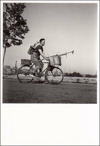 ポストカード モノクロ写真「自転車で走る庭師の男性」