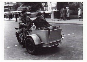 ポストカード モノクロ写真「女性と犬を乗せて走る男性」