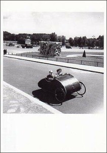 ポストカード モノクロ写真「ペダルカーに乗った男性と女性」