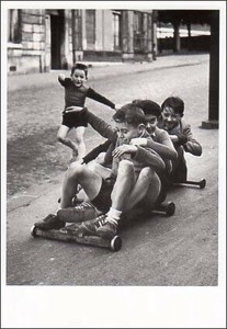 ポストカード モノクロ写真「遊んでいる子どもたち」