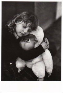 ポストカード モノクロ写真「ゴリラのぬいぐるみを抱きしめる女の子」