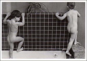 ポストカード モノクロ写真「お風呂場で遊ぶ子どもたち」