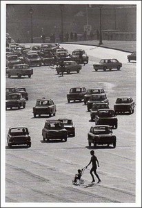 ポストカード モノクロ写真「コンコルド広場を走る車」