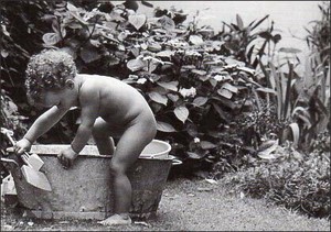 ポストカード モノクロ写真「庭で水遊びをする子ども」