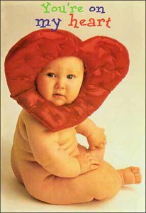 ポストカード カラー写真 ハートの被り物を被った赤ちゃん