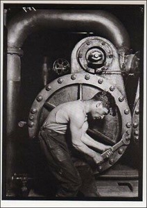 ポストカード モノクロ写真「発電所で働く男性」
