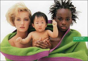 ポストカード カラー写真 赤ちゃんを抱えブランケットを羽織る白人と黒人