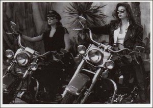 ポストカード モノクロ写真「バイクと二人の女性」